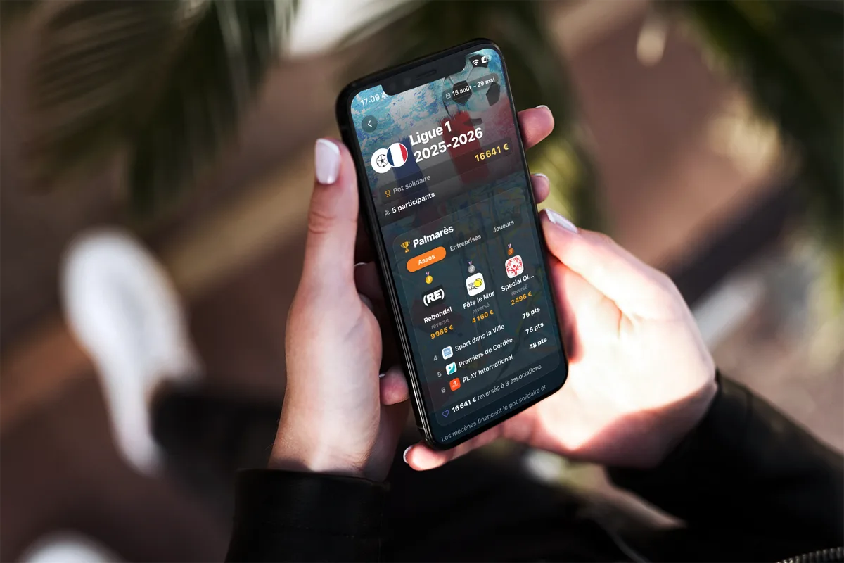 Une joueuse consulte le palmarès et les dotations aux associations sur l'app LeagUp
