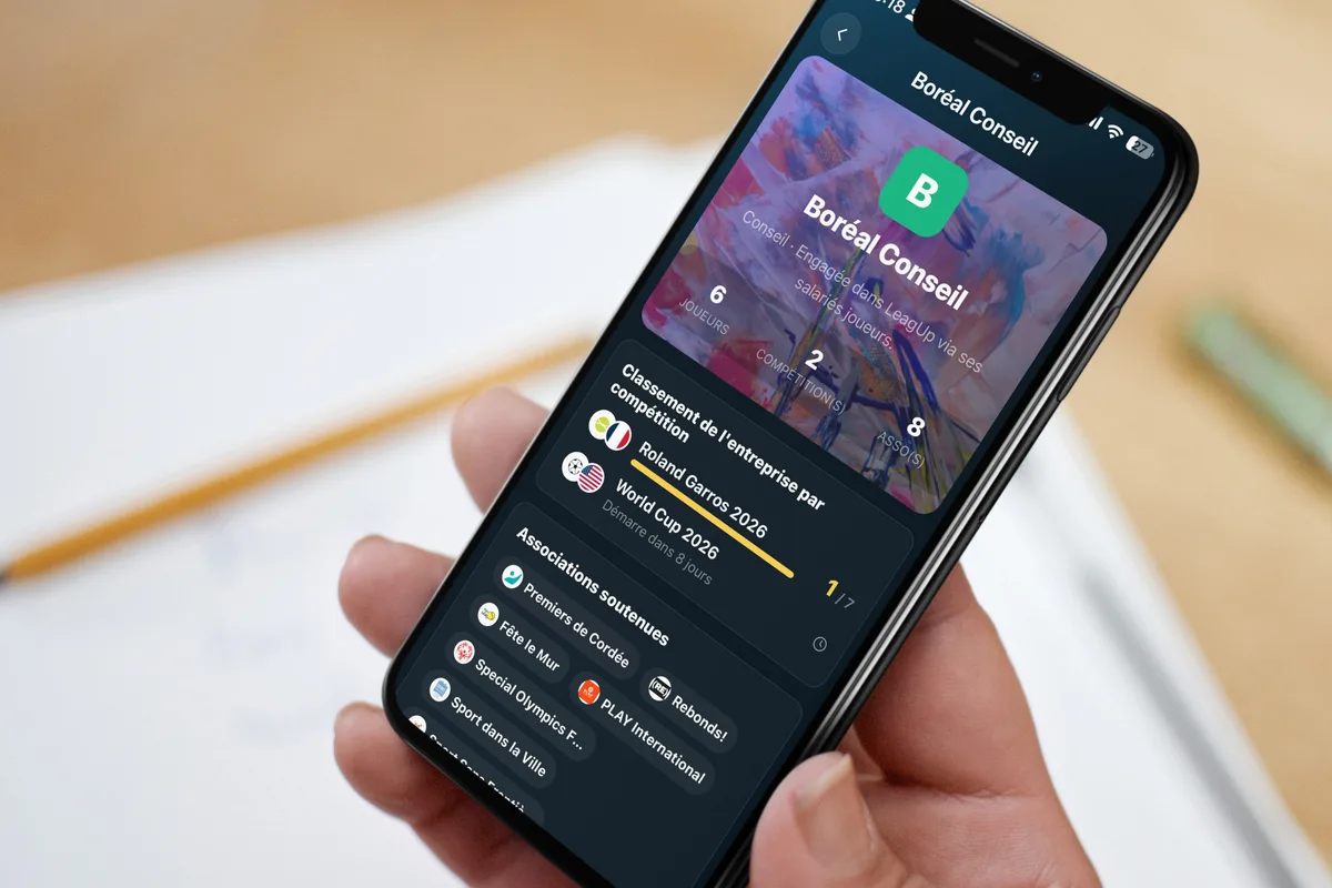 Des collaborateurs regardent un match ensemble, smartphone LeagUp en main